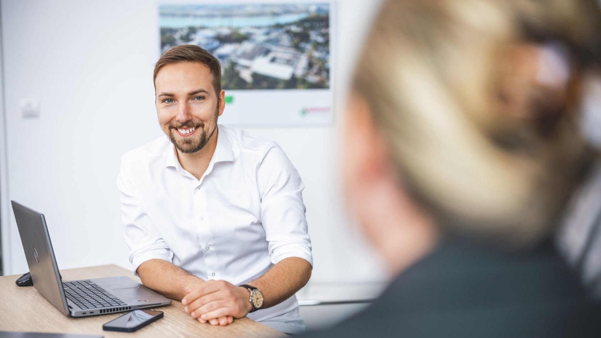 Oliver-Sombrey-office-student-discussion